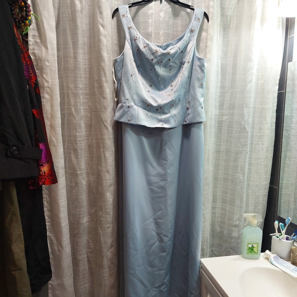 💕 David's Bridal light blue dress, Size 16